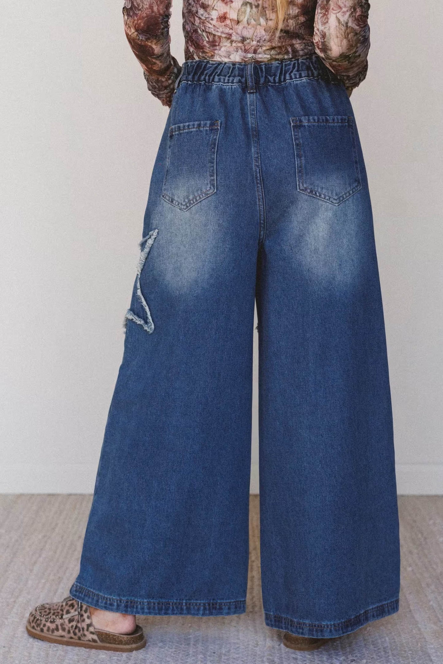 Star Appliqued Barrell Jeans