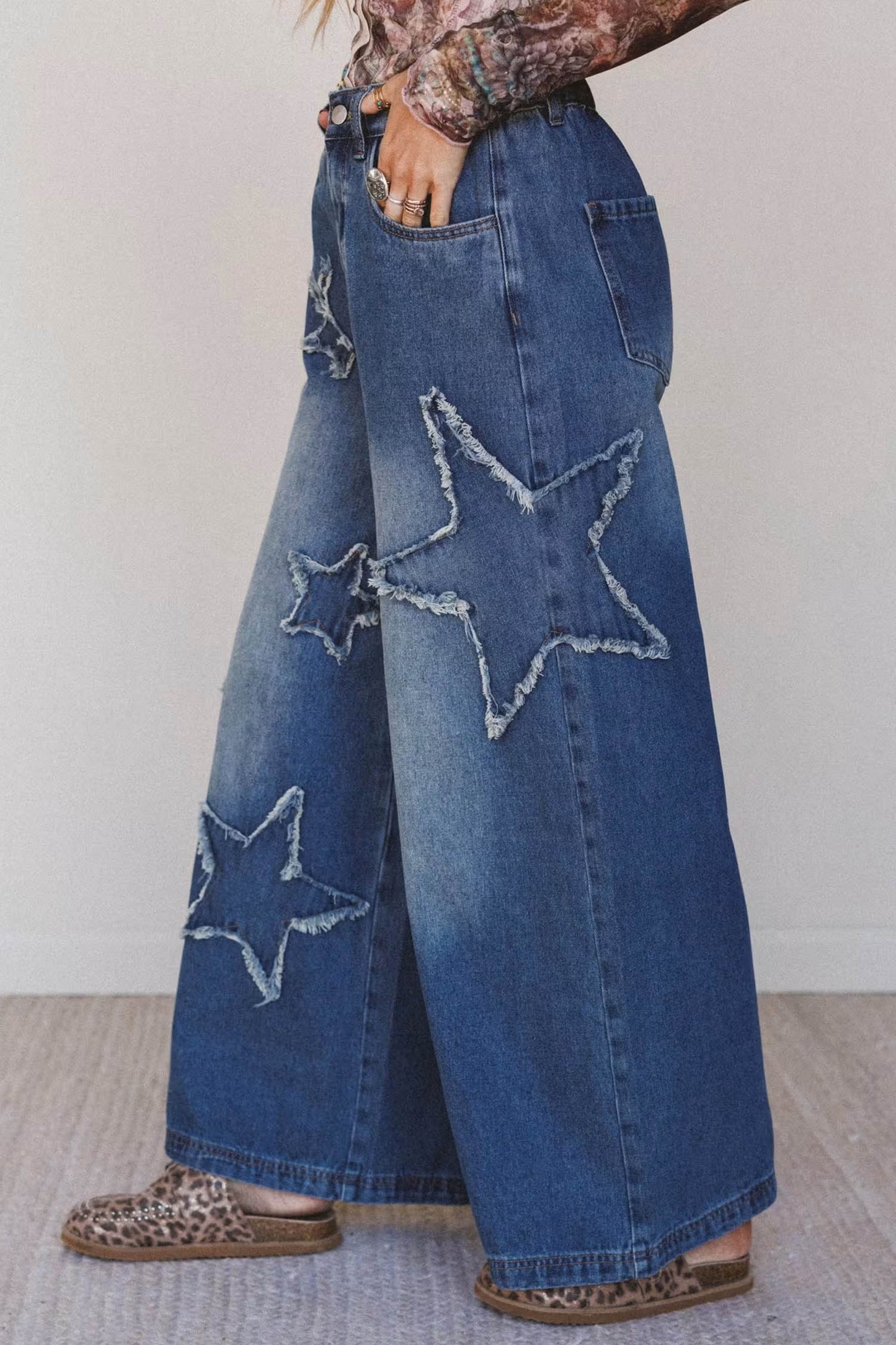 Star Appliqued Barrell Jeans